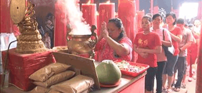 Endonezya'daki Çinliler "Horoz Yılı"na tapınaklarda ibadet ederek girdi