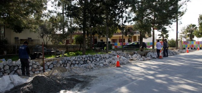 İskele Belediyesi, Şehit İlker Karter İlkokulu’nun duvarlarını yeniliyor