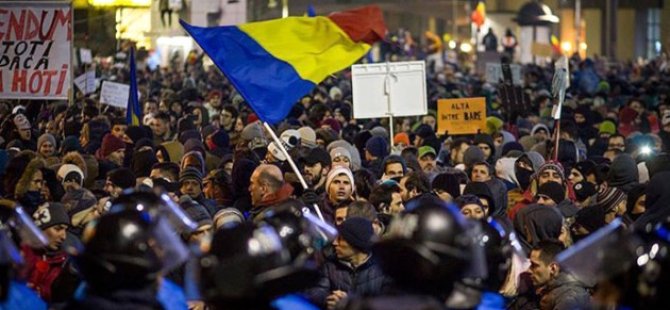 Romanya'da on binlerce kişi hükümeti istifaya çağırdı