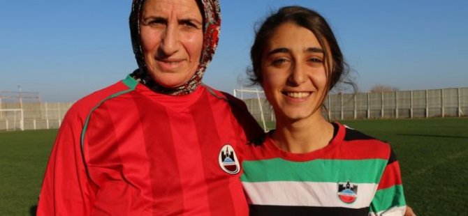Azize Ay: Ailesi izin vermese de pes etmedi, 48 yaşında futbolcu oldu