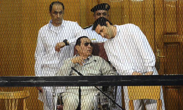 Mübarek'e 3 yıl hapis cezası