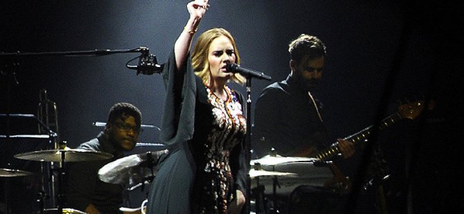 Adele, konser esnasında korumayı azarladı
