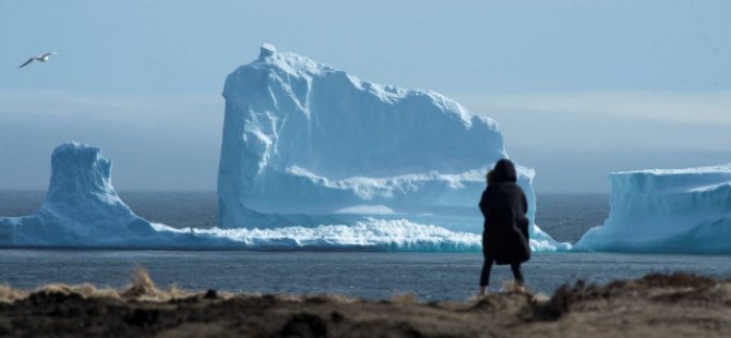 Kanada'da dev buzdağı turistlerin ilgi odağı oldu