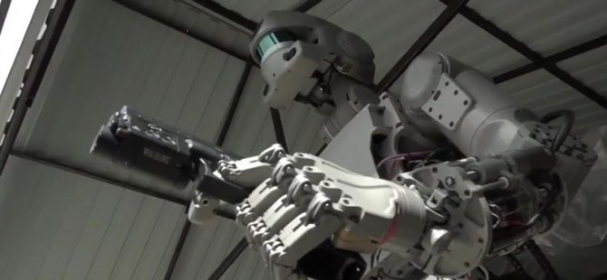 Rusya silah kullanabilen robot yaptı