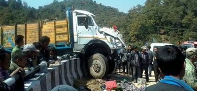 Hindistan'da kamyon kazası: 20 ölü