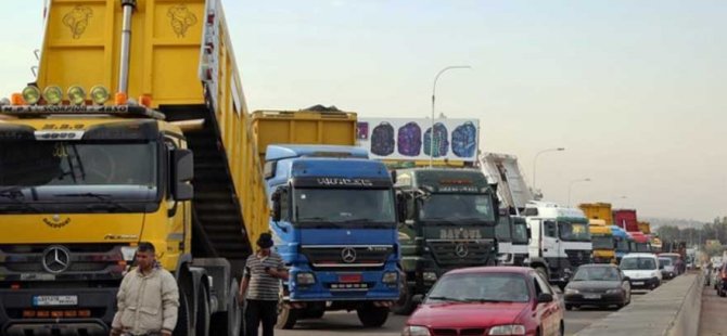 Lübnan'da kamyoncular yolları kapattı