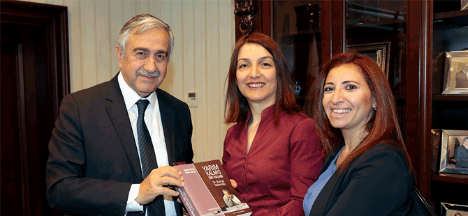 “Yarım Kalmış Bir Yaşam - Dr. Burhan Nalbantoğlu” isimli kitap Cumhurbaşkanı Akıncı’ya takdim edildi