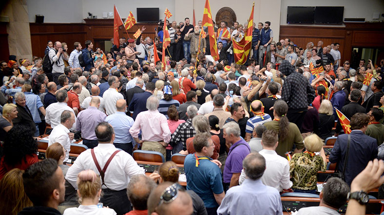 Makedonya Meclisi'nde kavga: 1'i ağır 9 yaralı