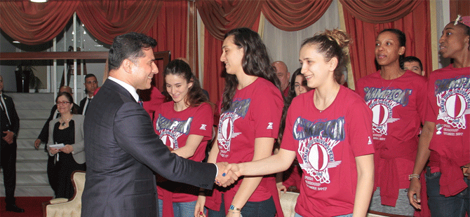 Özgürgün Türkiye Kadınlar Basketbol Ligi’nde şampiyon olan YDÜ’yü kutladı