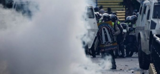 Venezuela'da bir kişi üzerine benzin dökülerek yakıldı