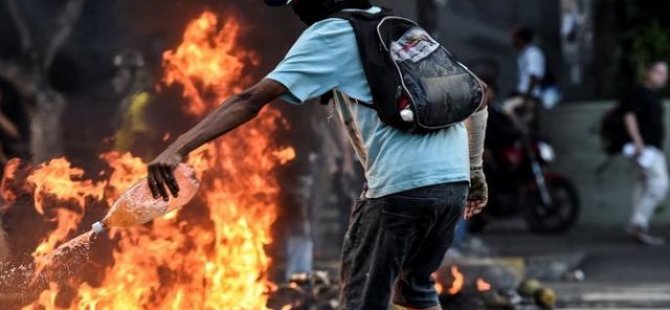 Venezuela'da göstericiler Chavez'in çocukluğunun geçtiği evi ateşe verdi