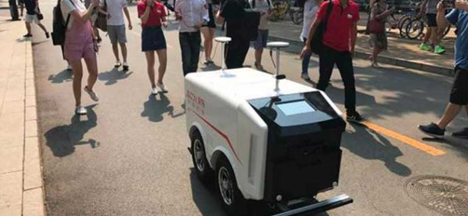 Çin'de robot kurye hizmete başladı