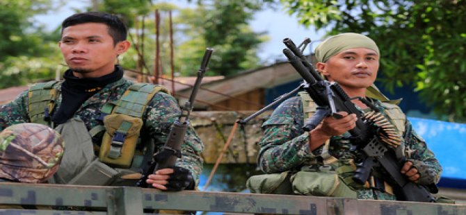 Filipinler'de isyancılar köyü bastı
