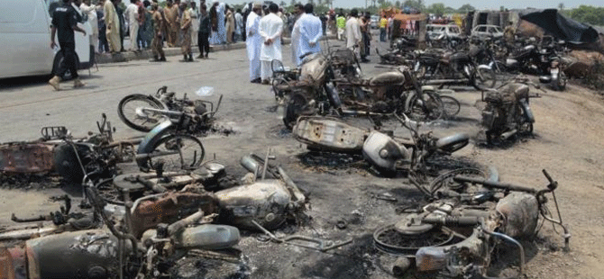 Pakistan'da petrol tankeri devrilip alev aldı: 122 kişi yaşamını yitirdi