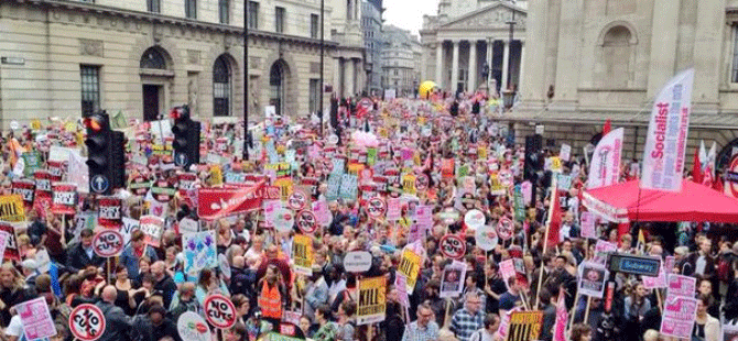 İngiltere'de hükümet karşıtı protesto