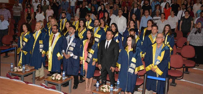 YDÜ İletişim Fakültesi mezunları diplomalarını aldı
