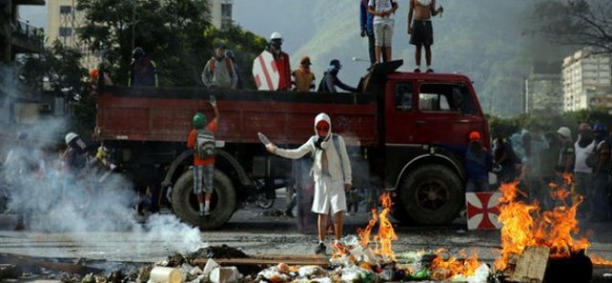 Venezuela'da protestocular hükümet binalarını ateşe verdi