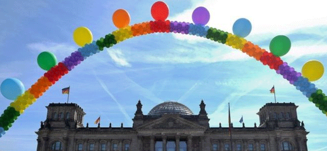 Almanya'da eşcinsel evlilik yasası parlamentodan geçti