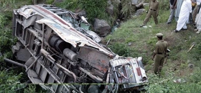 Hindistan'da otobüs uçuruma yuvarlandı: 25 kişi hayatını kaybetti