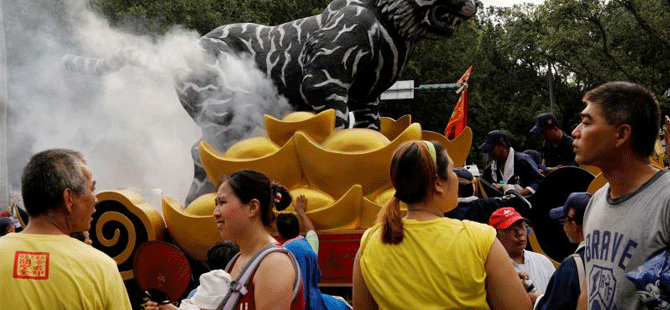 10 bin kişi "tütsü yakılma sınırlamasını" protesto etti
