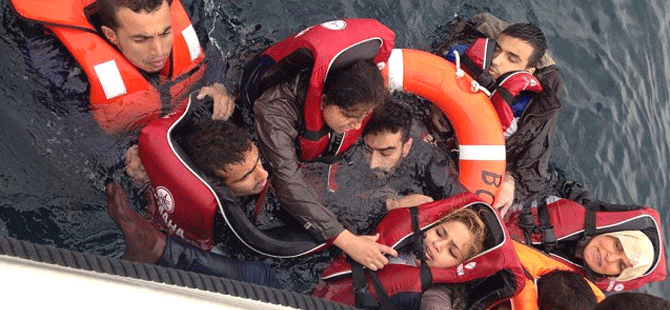 İnsan kaçakçılarının denize attığı sığınmacılar boğuldu