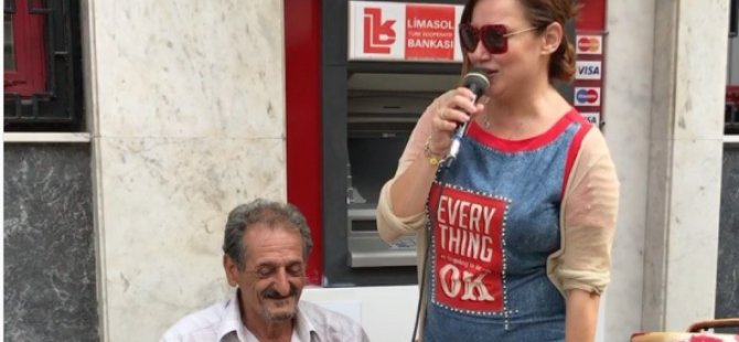 Deniz Seki, Girne'de sokak müzisyeniyle düet yaptı