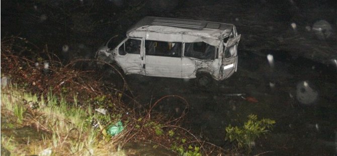 Güney Afrika'da minibüs köprüden şarampole yuvarlandı: 18 ölü
