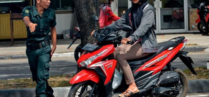Endonezya'da şeriat polisinden 'dar pantolon' kontrolü