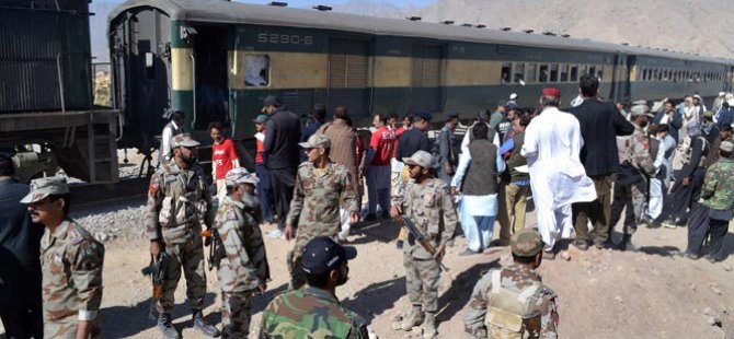 Pakistan'da yolcu trenine bombalı saldırı: 6 yaralı