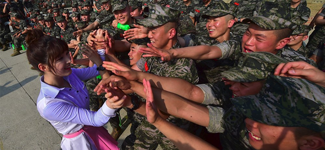 Güney Kore'ye kaçan Kuzey Koreli asker: Sizin şarkılarınızı dinlemek istiyorum