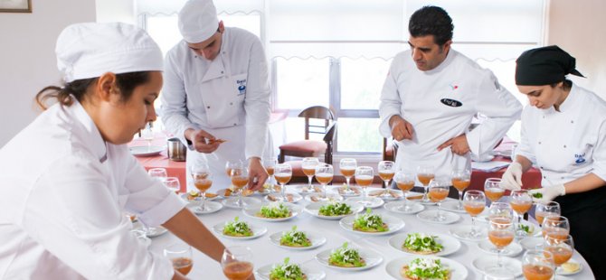 DAÜ Turizm Fakültesi Gastronomi ve Mutfak Sanatları Programı ekibi, AEHT Mutfak Yarışmaları’nda üçüncü oldu