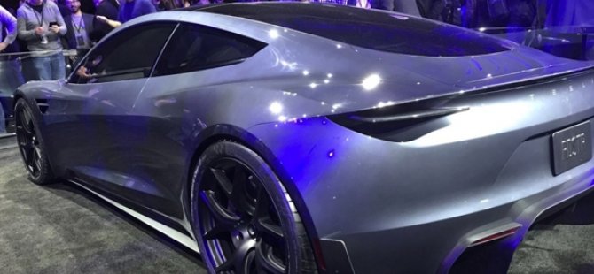 Elon Musk: "Roadster'i uçan otomobile dönüştürebiliriz"