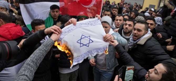 Almanya'da İsrail bayrağı yakılmasına tepkiler artıyor