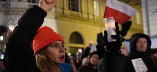 Polonyalılardan yargı reformuna şarkılı protesto