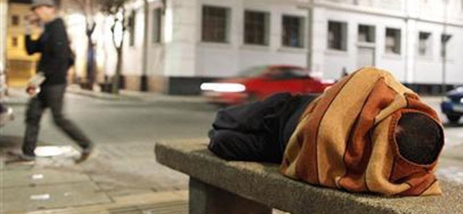 Frankfurt’taki kamuya açık alanlarda uyuyan ‘evsizlere’ para cezası geliyor