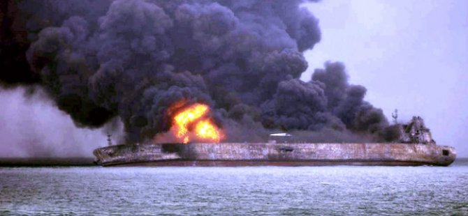 Petrol tankeriyle yük gemisi çarpıştı