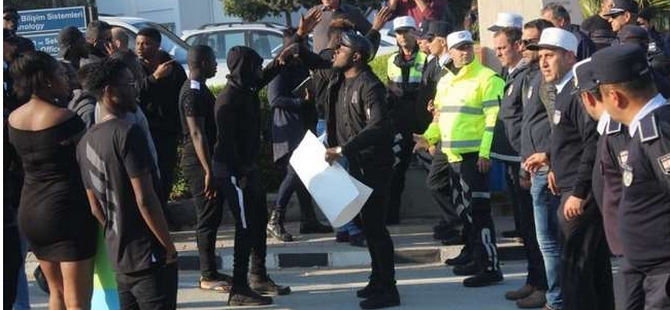 Afrikalı öğrenciler öfkeli: ellerinde pankartlarla rektörlüğe girmek istediler