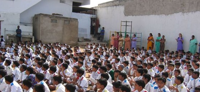 Hindistan'da okul müdürü öğrencileri 'ateşle sınadı'