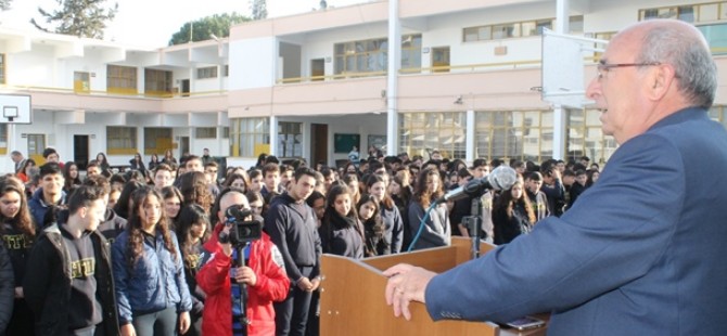 Eğitim ve Kültür Bakanı Cemal Özyiğit, Haydarpaşa Ticaret Lisesi’ni ziyaret etti