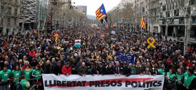 Katalanlar Puigdemont için sokağa döküldü