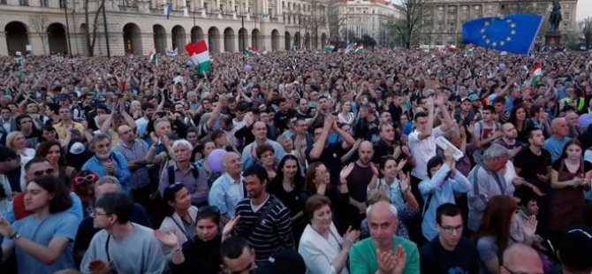 Orban'ın seçim zaferinin ardından Macaristan'da muhalefet sokağa döküldü
