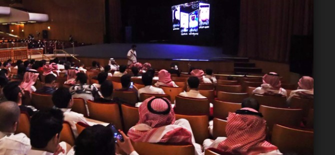 Suudi Arabistan’da 35 yıllık yasağın ardından ilk sinema salonu açıldı
