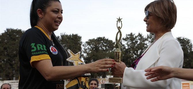 Meral Akıncı, kadınlar futbol dostluk maçının kupasını verdi