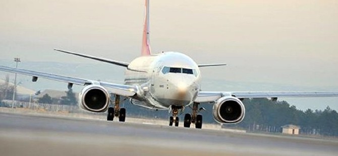 Havada yıldırım temas eden yolcu uçağı acil iniş yaptı