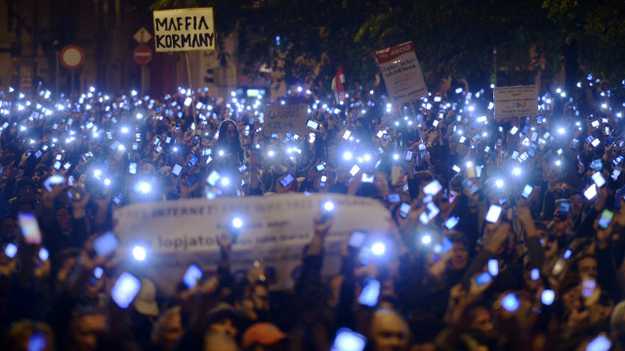 Macaristan'da internet vergisi protestosu