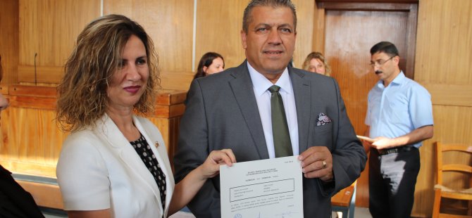Gazimağusa Belediye Başkanlığı’na yeniden seçilen Arter mazbatasını aldı