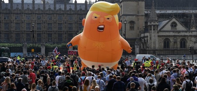 Londra'da Trump'a balonlu protesto