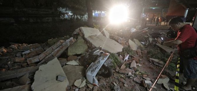 Endonezya'da 7 büyüklüğünde deprem: ölü ve yaralılar var