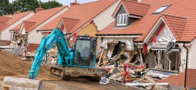 İngiltere’de maaşını alamayan inşaat işçisi vinçle binaları yıktı