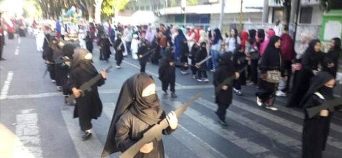 Endonezya'da anaokulu çocukları törende peçeli ve 'silahlı' yürütüldü